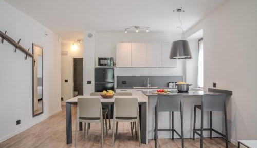 One-Bedroom Apartment with Mountain View