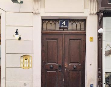 Studio with Private External Bathroom