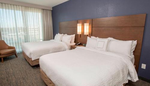 Deluxe Queen Suite