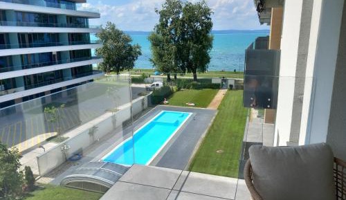 Apartment with Lake View