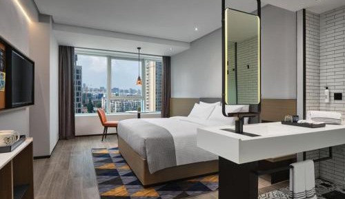 Deluxe Queen Room