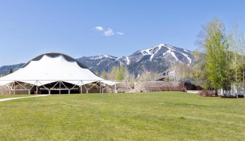 Apartment with Mountain View