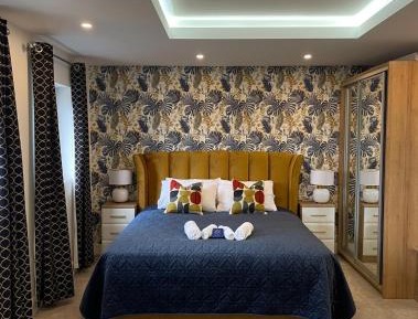 Deluxe Queen Suite
