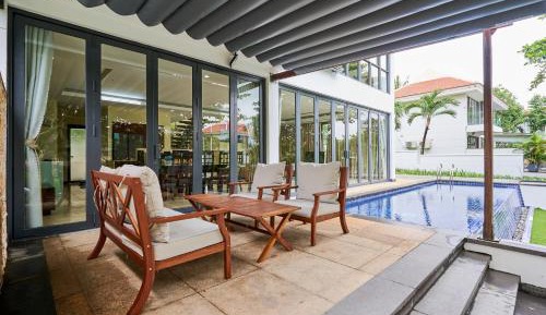 Villa with Garden View