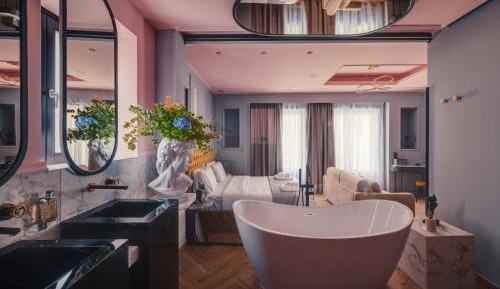 Deluxe Suite with Spa Bath