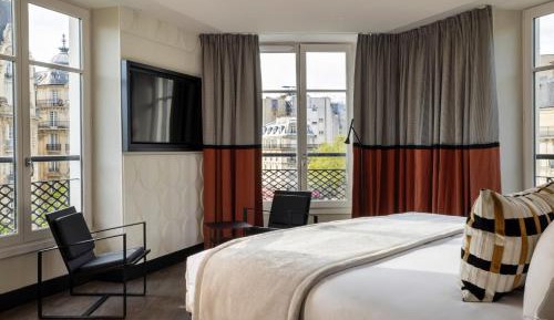 Junior Suite with Eiffel Tower View 