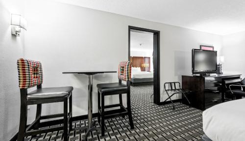 Suite with One King Bed and Two Queen Beds