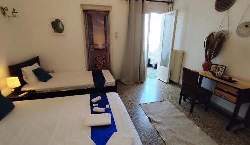 Basic Triple Room with Shared Bathroom