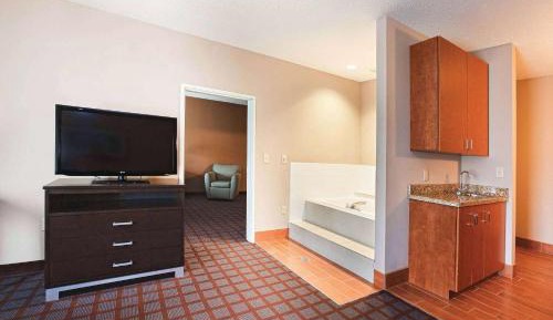 1 King Bed, One-Bedroom Suite, Jetted Tub, Non-Smoking