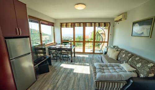 Apartment with Mountain View