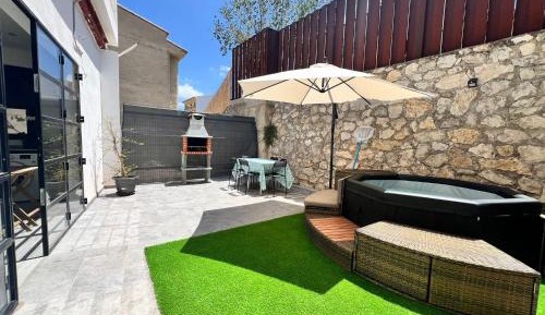 Two-Bedroom Holiday Home with jacuzzi