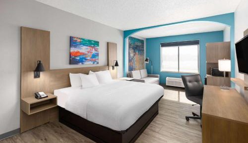 1 King Bed, Deluxe Room, Jetted Tub, Non-Smoking
