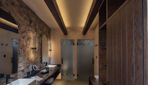Deluxe Queen Suite