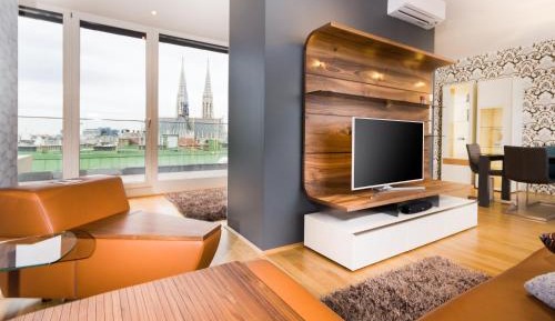 Deluxe Three-Bedroom Apartment with Terrace