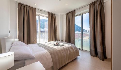 One-Bedroom Apartment with Sea View and Balcony