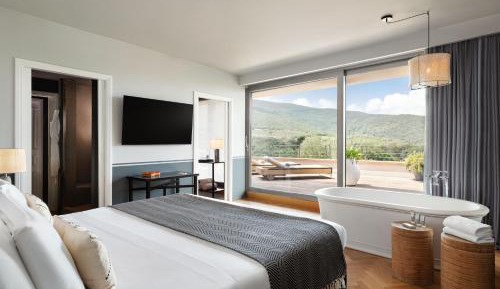 One-Bedroom Deluxe King Suite with Sofa Bed and Golf View