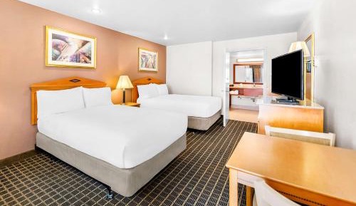 Double Room with Two Double Beds and Bath Tub - Disability Access