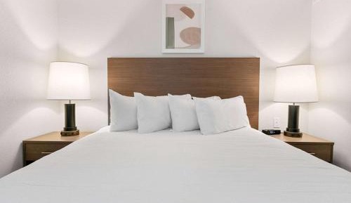 Queen Studio Suite - Mobility/Hearing Accessible with Roll-In Shower
