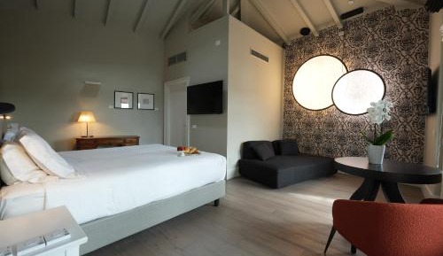 Suite with Partial Lake View 