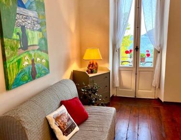 One-Bedroom Apartment with Lake View