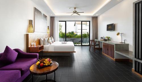 Deluxe King Room with  Pool View 