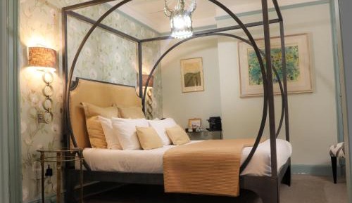 Deluxe King Room With Bath Ensuite