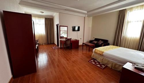 Deluxe Queen Suite