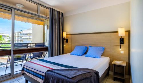 One-Bedroom Apartment with Sleeping Alcove and Air Conditioning (6 People)