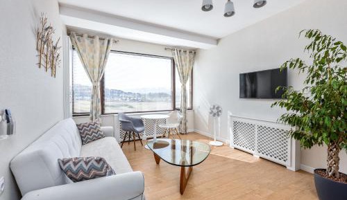 Apartment with Mountain View