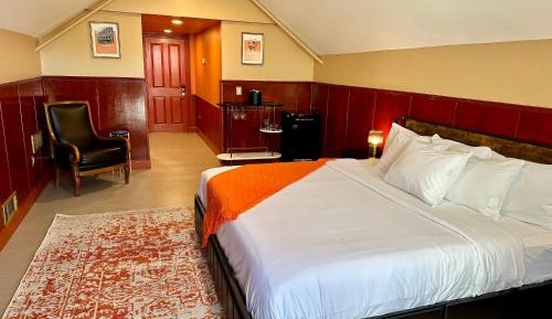 Deluxe King Suite