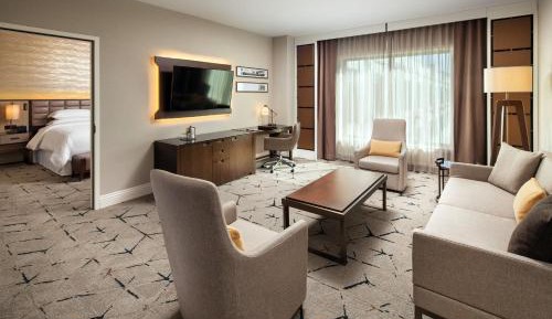 Junior Suite, 1 King, Pool view