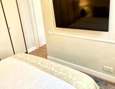 Luxury Executive Suite with Market Square View (80 m2)