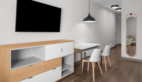Studio with Two Queen Beds and Limited View - Hearing Accessible