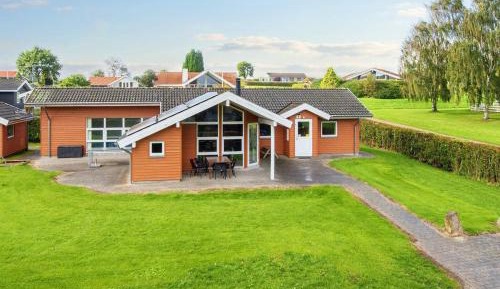 Three-Bedroom Holiday Home 