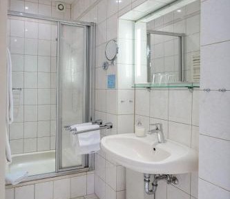 Deluxe Double Room (2 Adults + 1 Child)