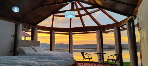 Bungalow - Water Front 