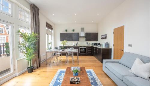 Two-Bedroom Deluxe Apartment with Balcony