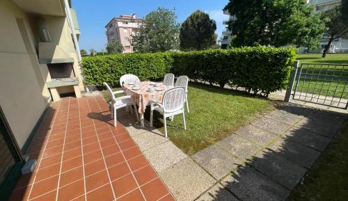 Apartment with Garden View