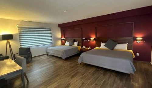 Deluxe Queen Suite