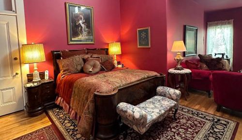 Deluxe Queen Suite
