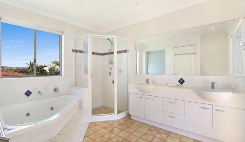 Deluxe Two-Bedroom Apartment with Spa Bath - Split Level