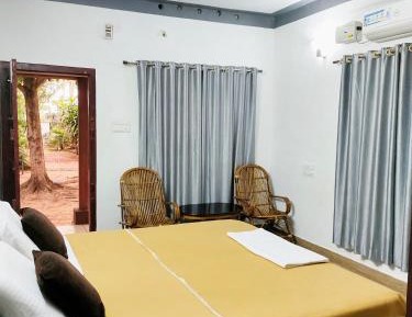 Deluxe Double Room (2 Adults + 1 Child)