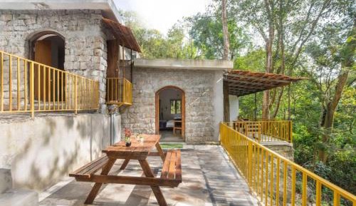 Deluxe Double or Twin Room with Mountain View