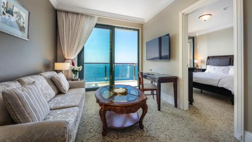 Deluxe King Suite with Sea View and Balcony