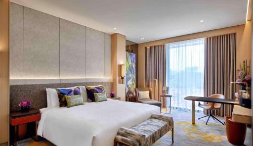 LUXURY PREMIUM ROOM, 1 King Bed, City View, High Floor