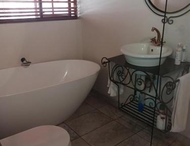 Queen Room with Pool and Dam View