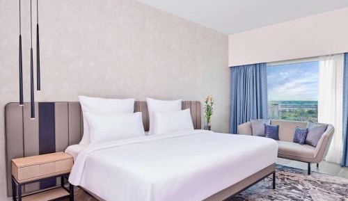 Executive Suite King Bed with Living room Airport View with Cocktail Hours & Short Eats