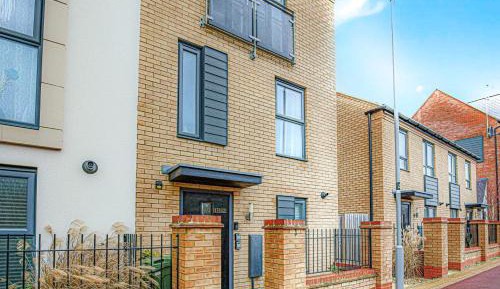Alpha properties 1- Bedroom 1 (in a shared 4 bedroom house)