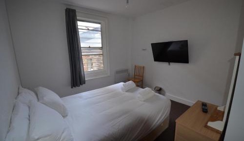 Deluxe Double Room with Private Shower and shared toilet