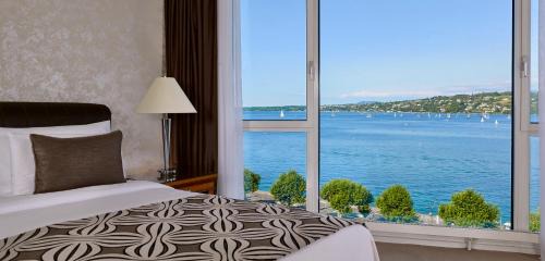 Junior Corner King Suite with Lake View